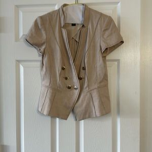 Short sleeve jacket with double button closure.
